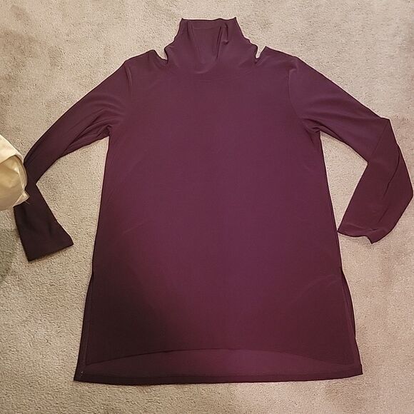 Ciara Sun Woo dk purple color cold shoulder tunic - Picture 3 of 8